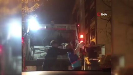 Esenyurt'ta çöp toplayan belediye görevlisinin dansı ilgi topladı: Hem dans etti, hem çöp topladı
