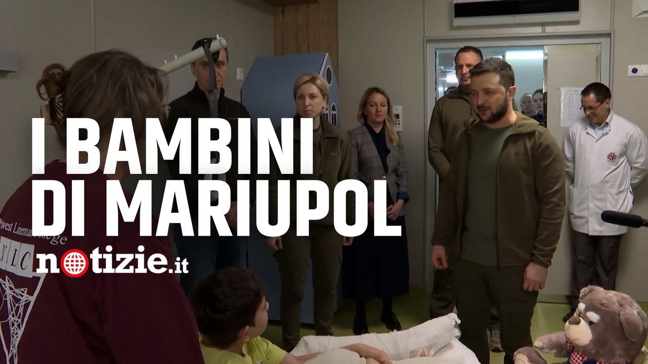 Guerra Russia-Ucraina, Zelensky in ospedale per visitare i bambini di Mariupol rimasti feriti