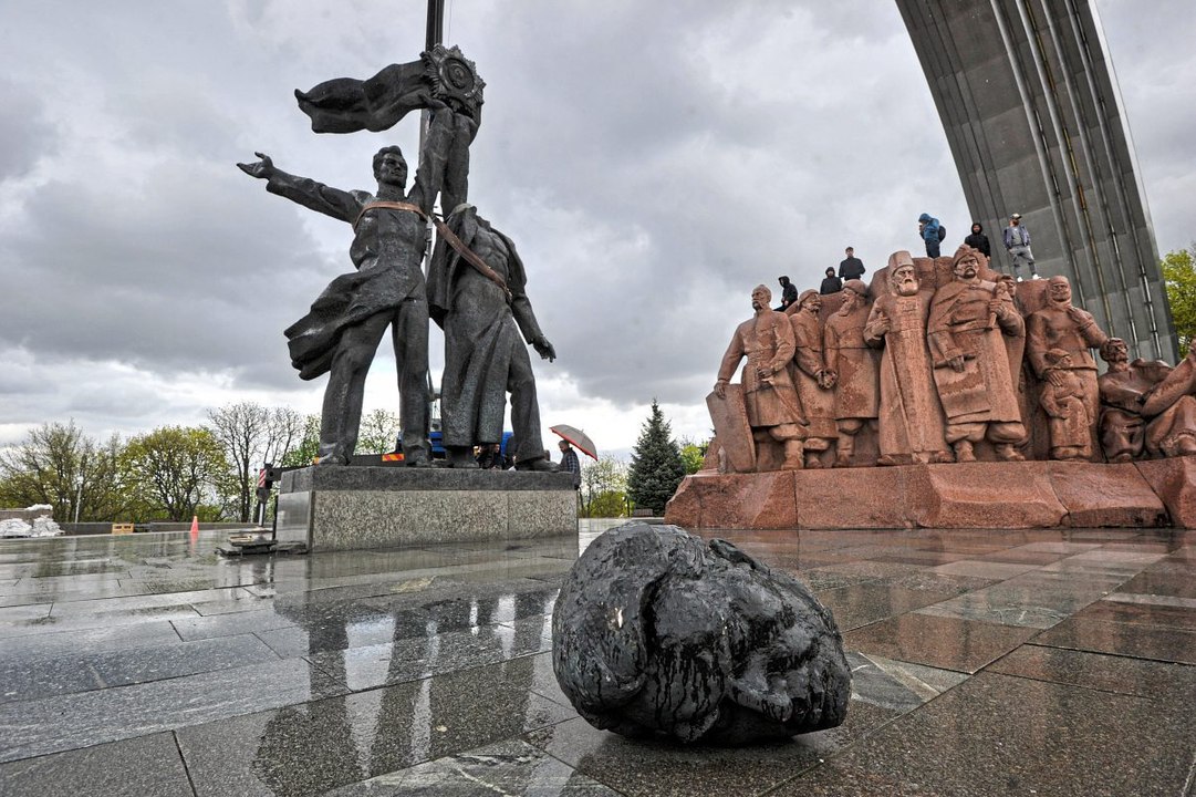 Sowjetdenkmal für 'Völkerfreundschaft' in Kiew zerstört