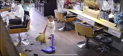 em bé quét nhà