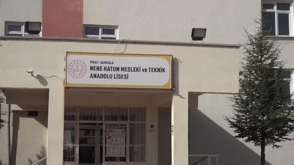 Meslek liseliler ihtiyaç sahibi yaşlılar için okul mutfağında iftarlık hazırlıyor