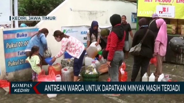 Warga Antre Berjam-jam Demi Dapatkan Minyak Goreng Curah