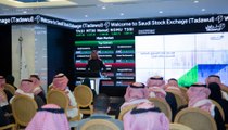 السوق السعودية بالأخضر بدعم من قطاعي البنوك والمواد الأساسية، والمؤشر يحافظ على مكاسبه فوق 7800 نقطة