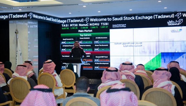 السوق السعودية بالأخضر بدعم من قطاعي البنوك والمواد الأساسية، والمؤشر يحافظ على مكاسبه فوق 7800 نقطة