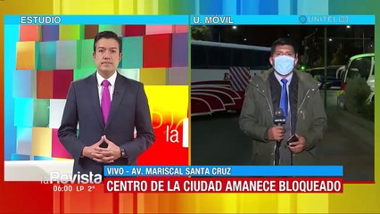 Transportistas bloquean el centro de La Paz en demanda de licencias de viaje