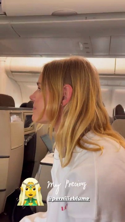 Florent Manaudou fait une blague à sa fiancée Pernille Blume.