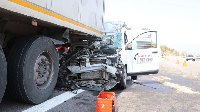 TIR’a ok gibi saplandı: 1 ölü, 1 yaralı