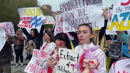 تظاهرة في كييف لدعم الأوكرانيين المحاصرين في مدينة ماريوبول