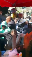 Macron atingido com tomates na primeira saída pública após reeleição