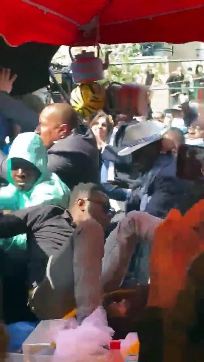 Macron atingido com tomates na primeira saída pública após reeleição