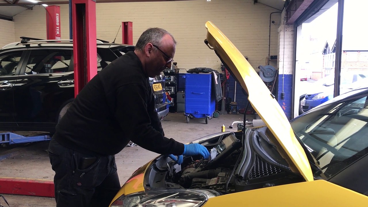 David Dawson performing an MOT at Car Doctor