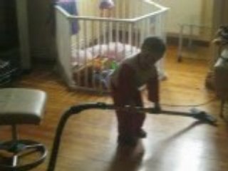 ethan passe l'aspirateur