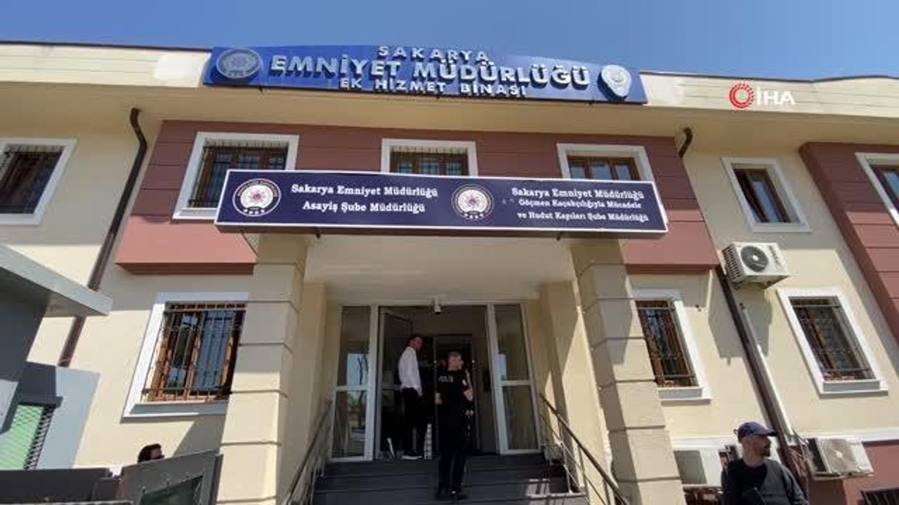 Son dakika haberleri: Kardeşini öldürüp kaçarken dikkat çekmemek için otostop çeken sığınmacıları aracına almış