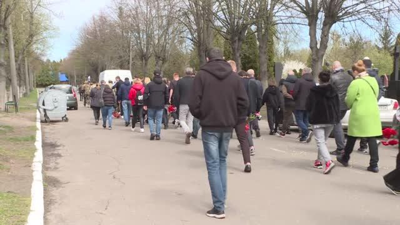 Ukrayna'daki savaş nedeniyle mezarlıklarda defin ve ziyaret yoğunluğu yaşanıyor