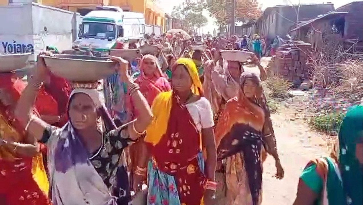पंचायत कार्यालय पर जड़ा ताला, रैली निकाल जताया रोष
