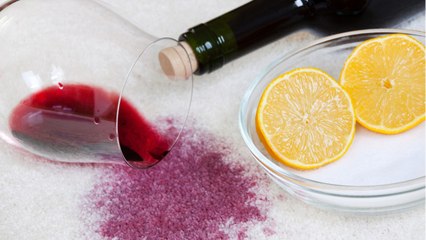 Rotweinflecken auf dem Sofa entfernen: Was hilft wirklich?