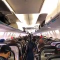 Les passagers canadiens dans un avion attendent patiemment de sortir