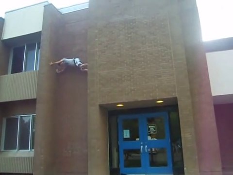 Il essaye de monter la Tour des Héros de Ninja Warrior mais se rate complètement