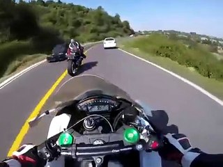 Un motard coupe les lignes sinueuse et se crashe dans le ravin