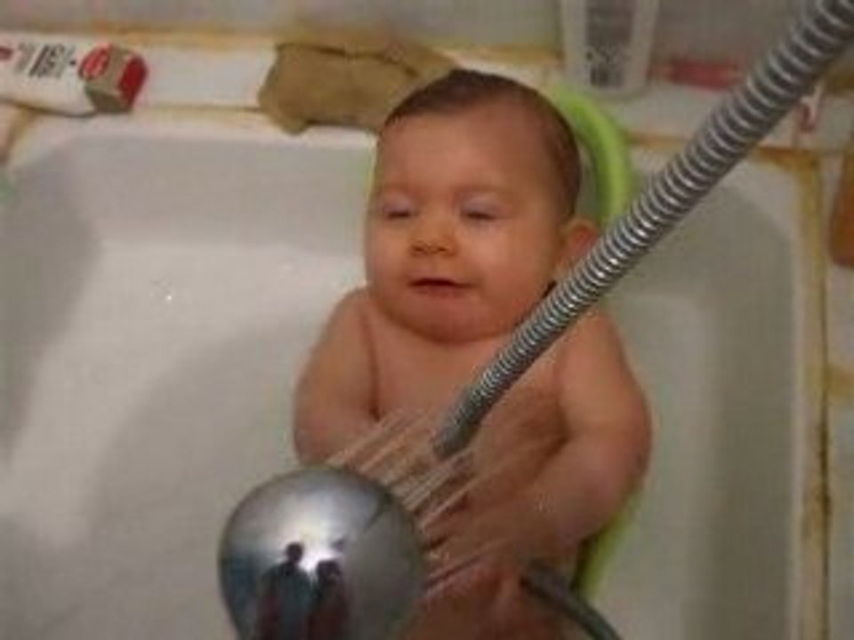 Lizandro a la douche 1