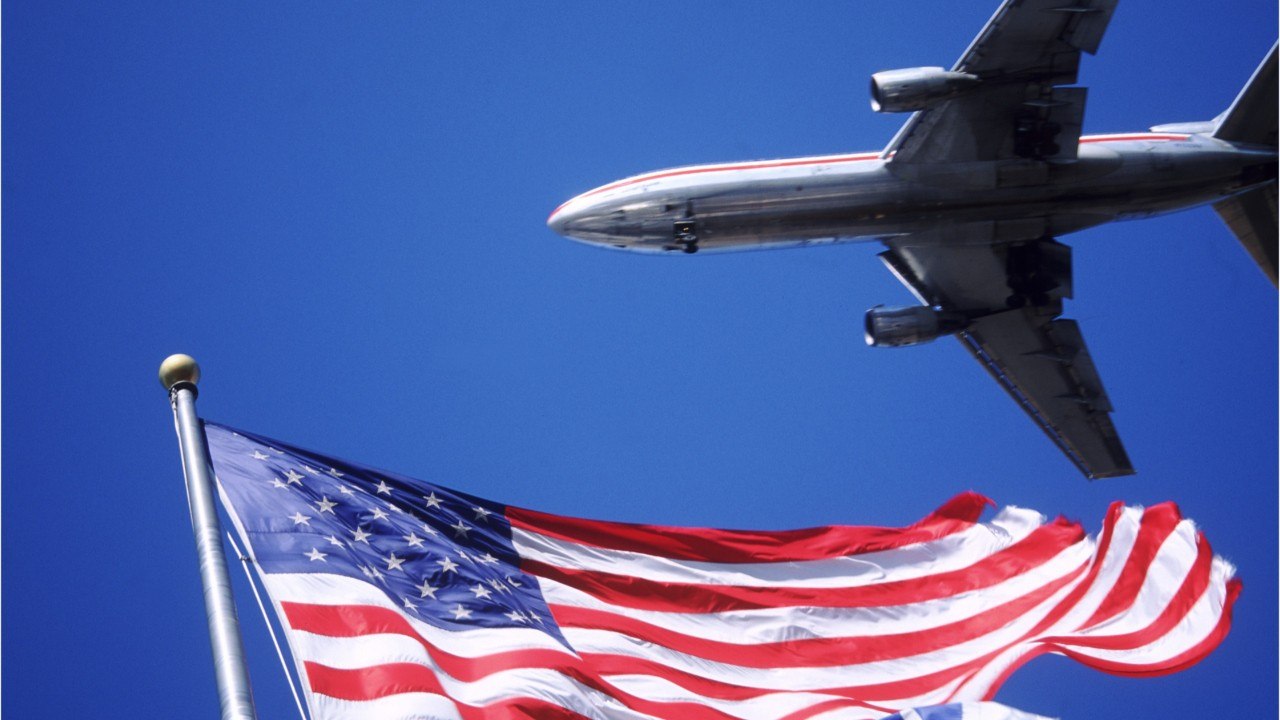 Une passagère déclenche le toboggan de secours de l’avion juste avant le décollage et s’enfuit