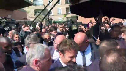 Manifestantes lançam tomates contra Macron