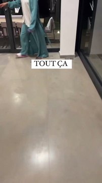 Vitaa et ses enfants ont dû faire face à une sauterelle dans leur maison de vacances @ Instagram / Vitaa