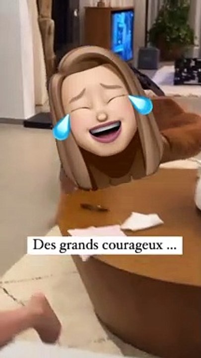 Vitaa et ses enfants font face à une sauterelle...