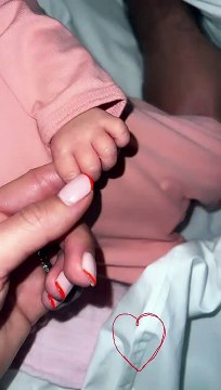 Vitaa fait des câlins à sa petite Noa @ Instagram / Vitaa