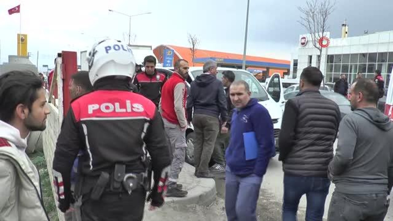 Trafikte karşılaşan husumetliler birbirlerine önce silah çektiler sonra sopalarla saldırdılar