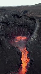 Il filme de très près une éruption volcanique