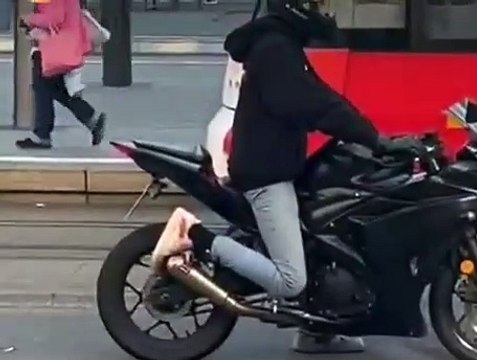 Quand tu as trafiqué ton pot d'échappement mais que la police est derrière toi au feu rouge