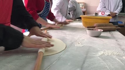 Liseli öğrenciler okullarının mutfağında ihtiyaç sahiplerine yemek yapıyor