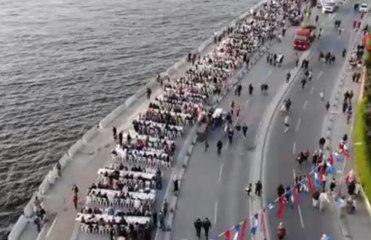Üsküdar'da 80 bin kişi 2 kilometrelik iftar sofrasında buluştu