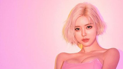 Dünyaca ünlü kadın DJ, eşofmanı uygun bulunmadığı için uçakta yarı çıplak soyuldu