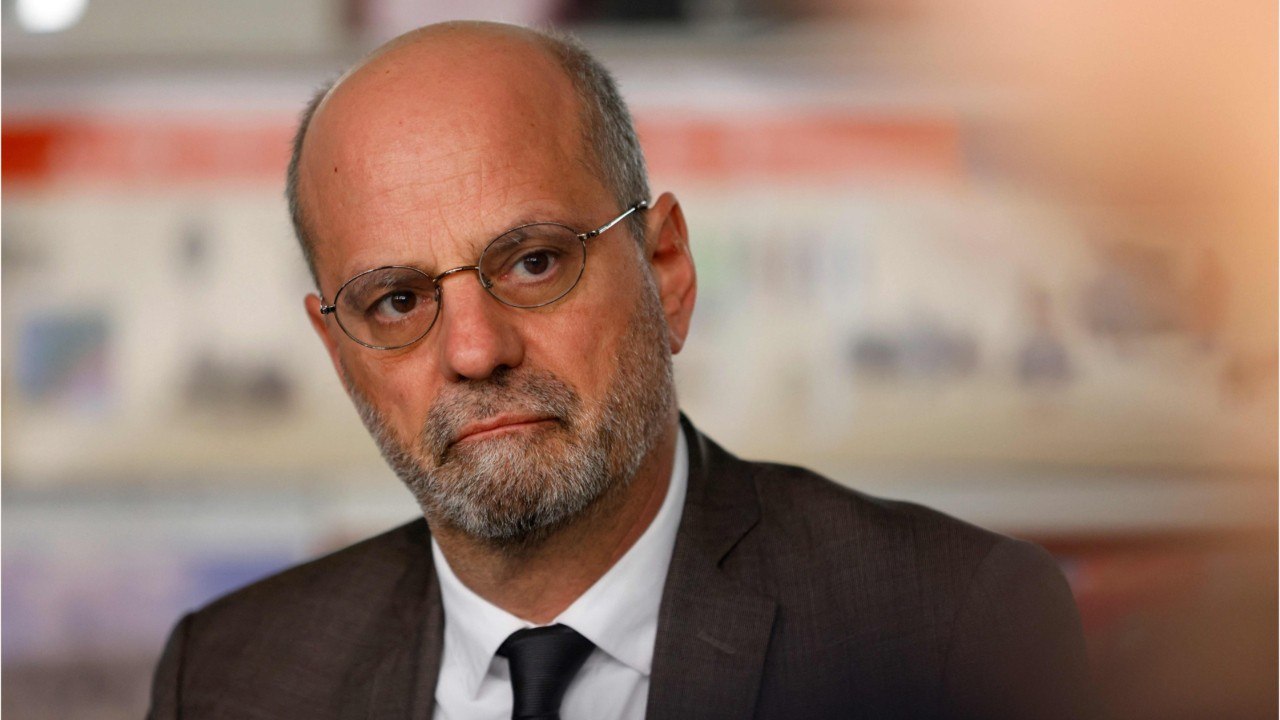 FEMME ACTUELLE - Jean-Michel Blanquer pris en photo avec un collectif d'extrême droite, il réagit vivement