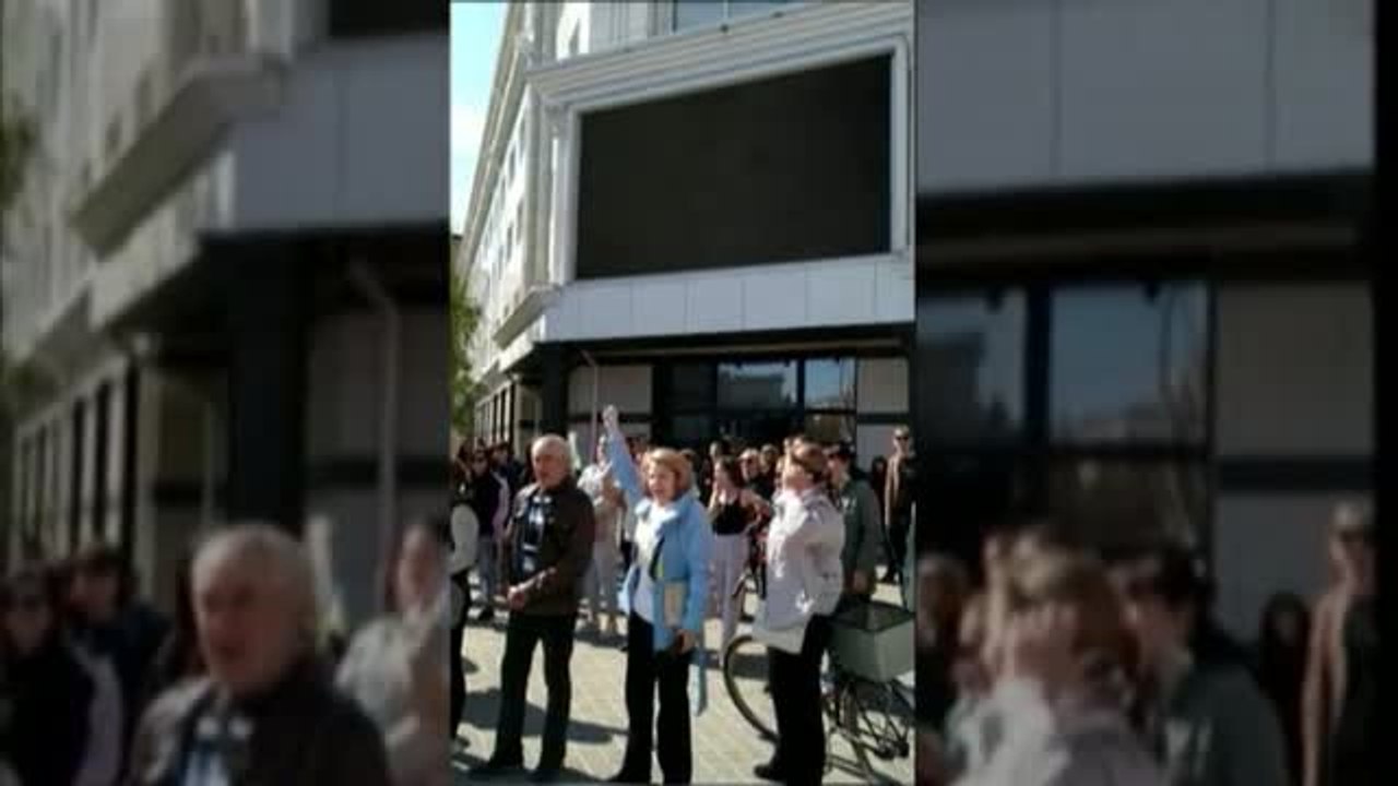 Los rusos lanzan gas lacrimógeno contra los manifestantes en Jersón