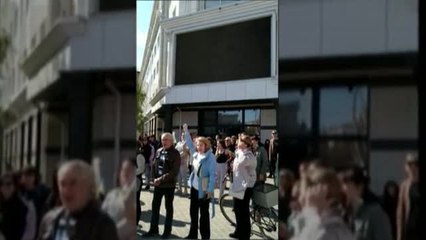 Los rusos lanzan gas lacrimógeno contra los manifestantes en Jersón