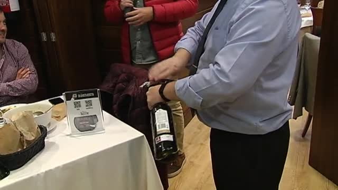Sanidad desmiente que se vaya a prohibir el vino o la cerveza en los menús diarios de los restaurantes