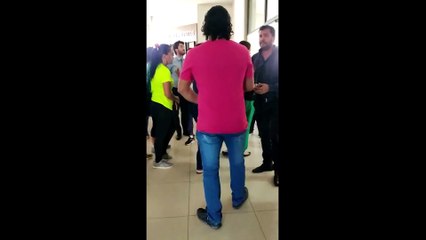 Grevistas fazem apitaço na porta do gabinete do prefeito de Umuarama