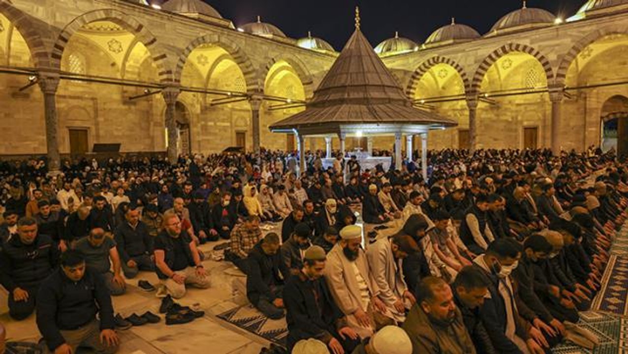 Kadir Gecesi'nde İstanbul'da camiler doldu taştı