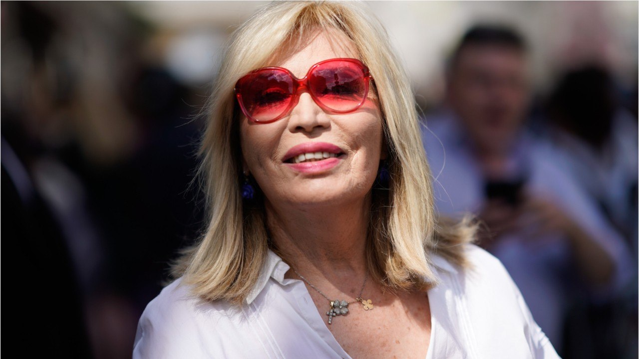 GALA VIDÉO - “82, ressenti 28” : Amanda Lear ironise sur l’âge d’Arielle Dombasle dans un tweet hilarant