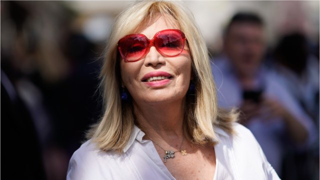 GALA VIDÉO - “82, ressenti 28” : Amanda Lear ironise sur l’âge d’Arielle Dombasle dans un tweet hilarant