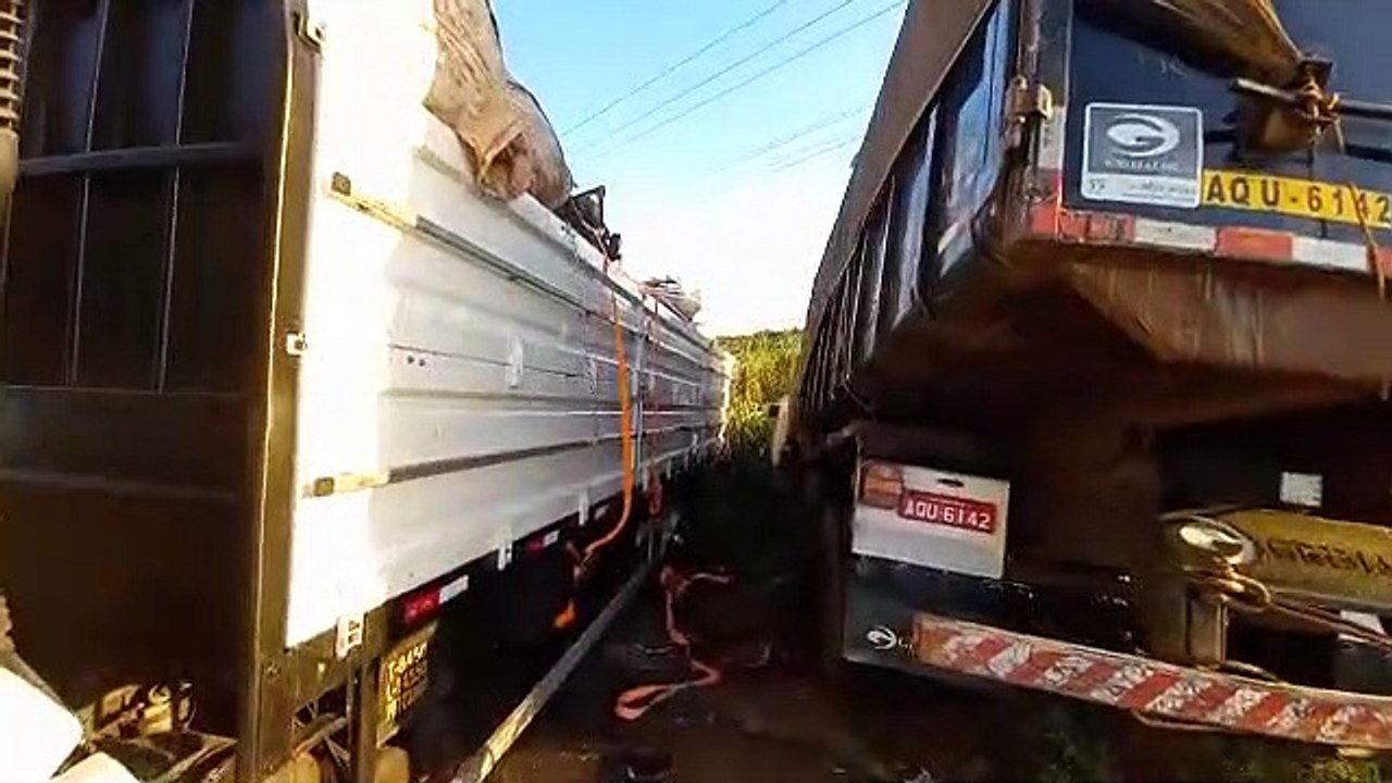 Mulher fica ferida em acidente entre caminhões e trator em Maria Helena