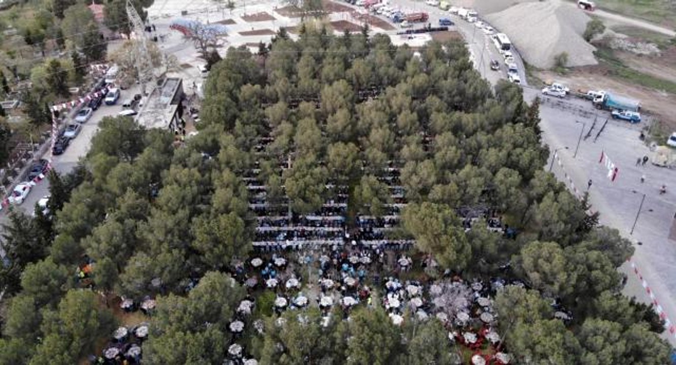 Manisalılar Kadir Gecesi'nde Yunus Emre ve Tapd...