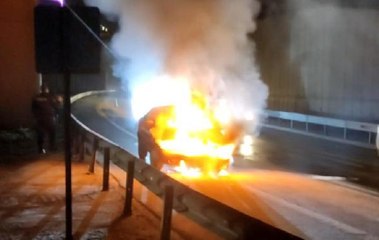 Küçükçekmece'de içerisinde bebeklerin bulunduğu otomobil alev alev yandı