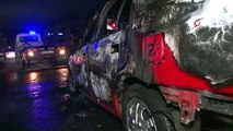 Küçükçekmece'de içinde 2 bebek olan otomobil alev alev yandı