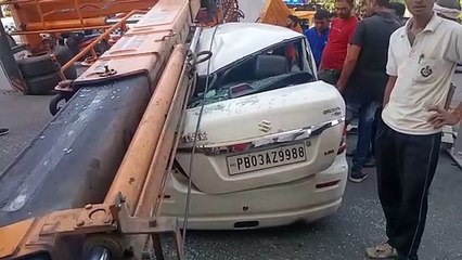 चमत्कार ने बचाई जान, कार पर गिर गई क्रेन