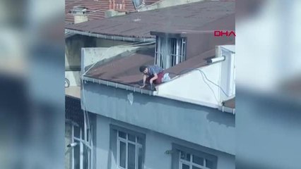 SULTANGAZİ'DE ÇATIDA TEHLİKELİ TEMİZLİK