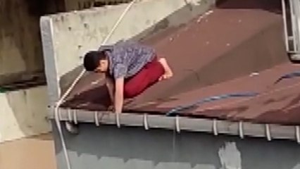 Sultangazi'de çatıda tehlikeli temizlik kamerada